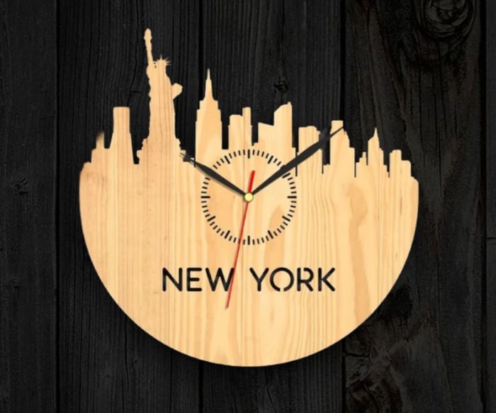  Ceas din lemn gravat NEW YORK 