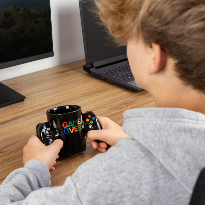 Set pentru Gamer - Cana, suport pentru cana si breloc in forma de controller, intr-o husa neagra eleganta.