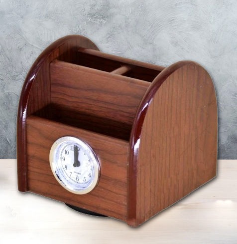 Suport de birou cu ceas realizat din lemn