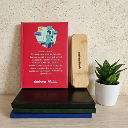 Cadouri personalizate pentru profesori - Cadou pentru Doamna DIrector- Agenda personalizata + set scris Bambo