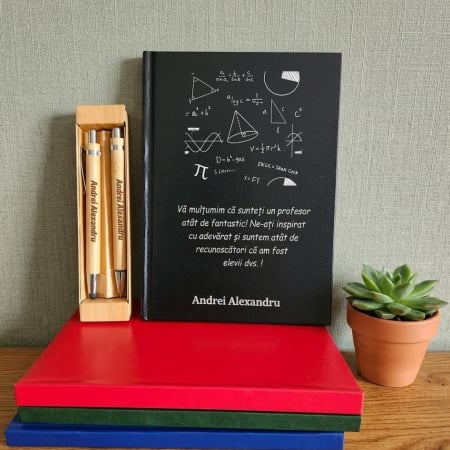Cadouri personalizate pentru profesori - Cadou pentru Profesor Matematica - Agenda personalizata + Pix si Creion mecanic personalizat