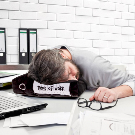 Idei cadouri barbati - Perna in forma de Organizator documente Tired of work