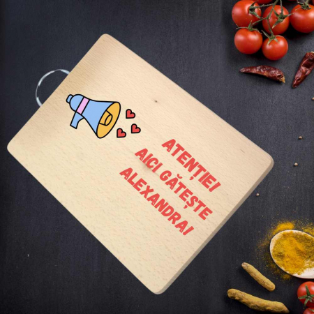 Platouri din Lemn - Placheta din lemn personalizat " ATENTIE AICI GATESTE ..."