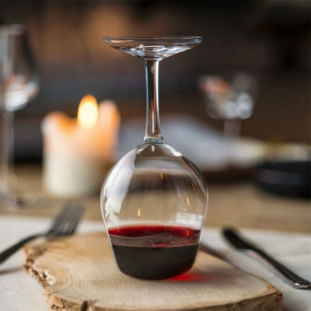 Idei cadouri barbati - Pahar de Vin "Cu Susul în Jos" – Cadoul care Întoarce Toate Privirile!