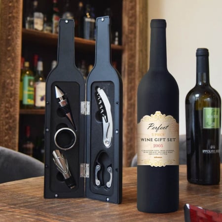 Idei cadouri barbati - Set de accesorii vin  Premium  in  cutie in forma de sticla