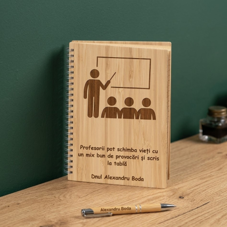 Cadouri personalizate pentru profesori - Set Caiet si pix personalizat - Profesor la tabla