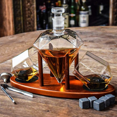 Idei cadouri barbati - Set Decantor de Lux "Diamond" cu Pahare și Pietre de Whisky pe Tavă din Lemn