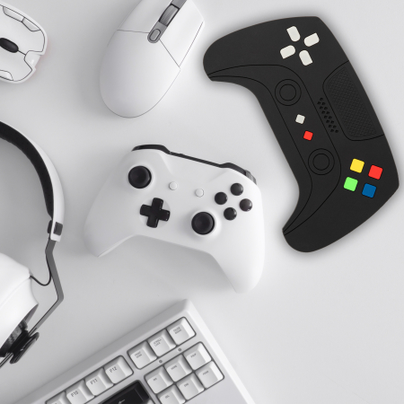 Set pentru Gamer - Cană, suport pentru cană și breloc în formă de controller, într-o husă neagră elegantă. [6]