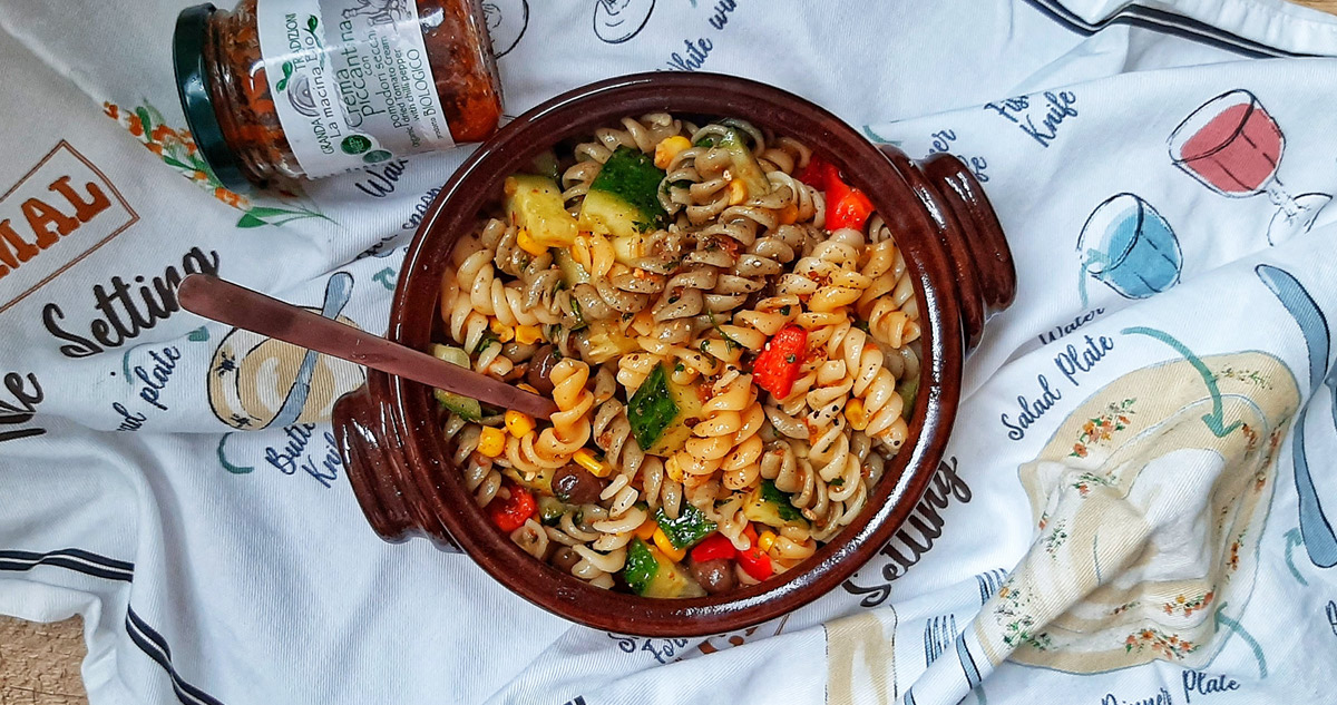 Salată colorată de fusilli din grâu dur, cu legume proaspete și cremă  picantă din roșii uscate