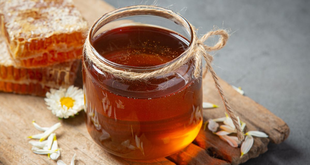 Mierea naturala: beneficii si moduri de consum