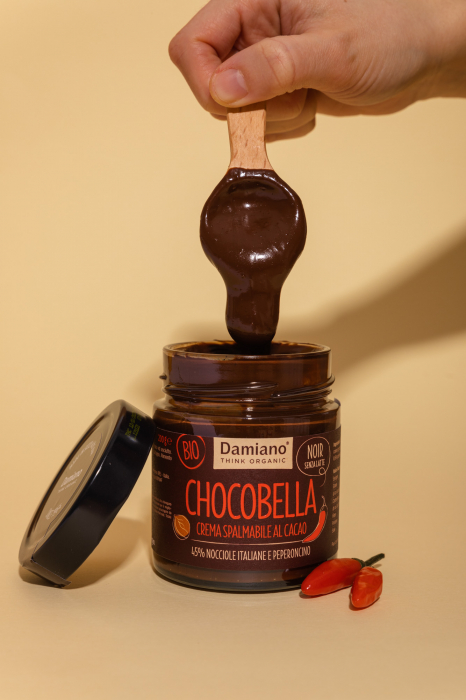 Crema BIO vegana de ciocolata neagra, chili si 45% alune padure Damiano [4]