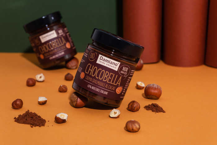 Crema BIO vegana de ciocolata neagra si 45% alune padure Damiano [4]