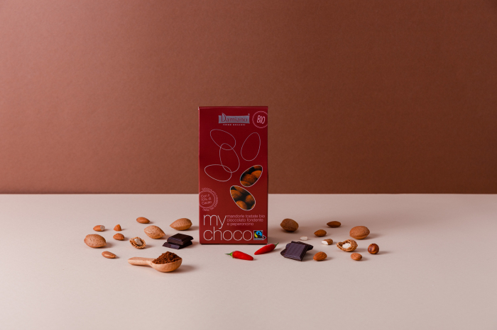 Praline BIO de migdale invelite in ciocolata neagra cu chili Damiano [3]
