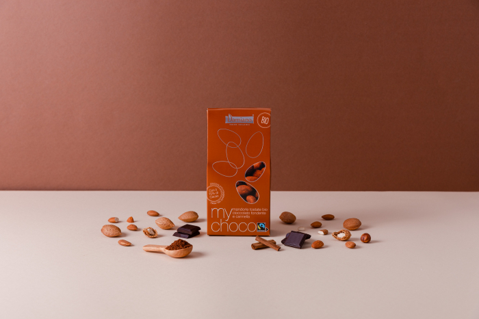 Praline BIO de migdale invelite in ciocolata neagra cu scortisoara Damiano [3]