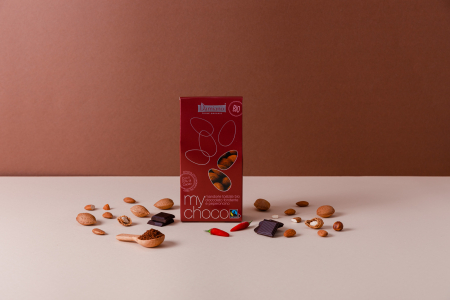 Praline BIO de migdale invelite in ciocolata neagra cu chili Damiano [2]