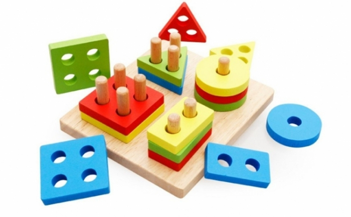 Joc de tip Montessori - Sortator cu 4 forme geometrice [2]
