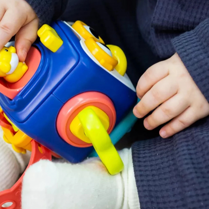 Jucarie de tip Montessori cu activitati motrice pentru bebelusi Busy Box puisor [4]