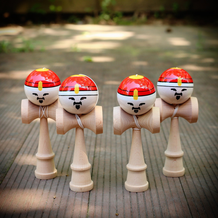 Jucarie Kendama din lemn 18 cm design rege, bila rosu/ alb/ galben [4]