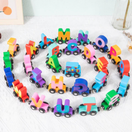 Jucării - Trenulet din lemn cu prinderi magnetice litere Alfabet Magnetic Letter Car