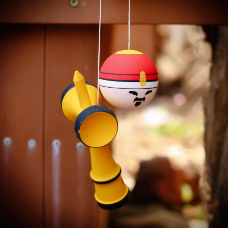 Jucarie Kendama din lemn 18 cm design rege, maner galben, bila rosu/ alb/ galben [2]
