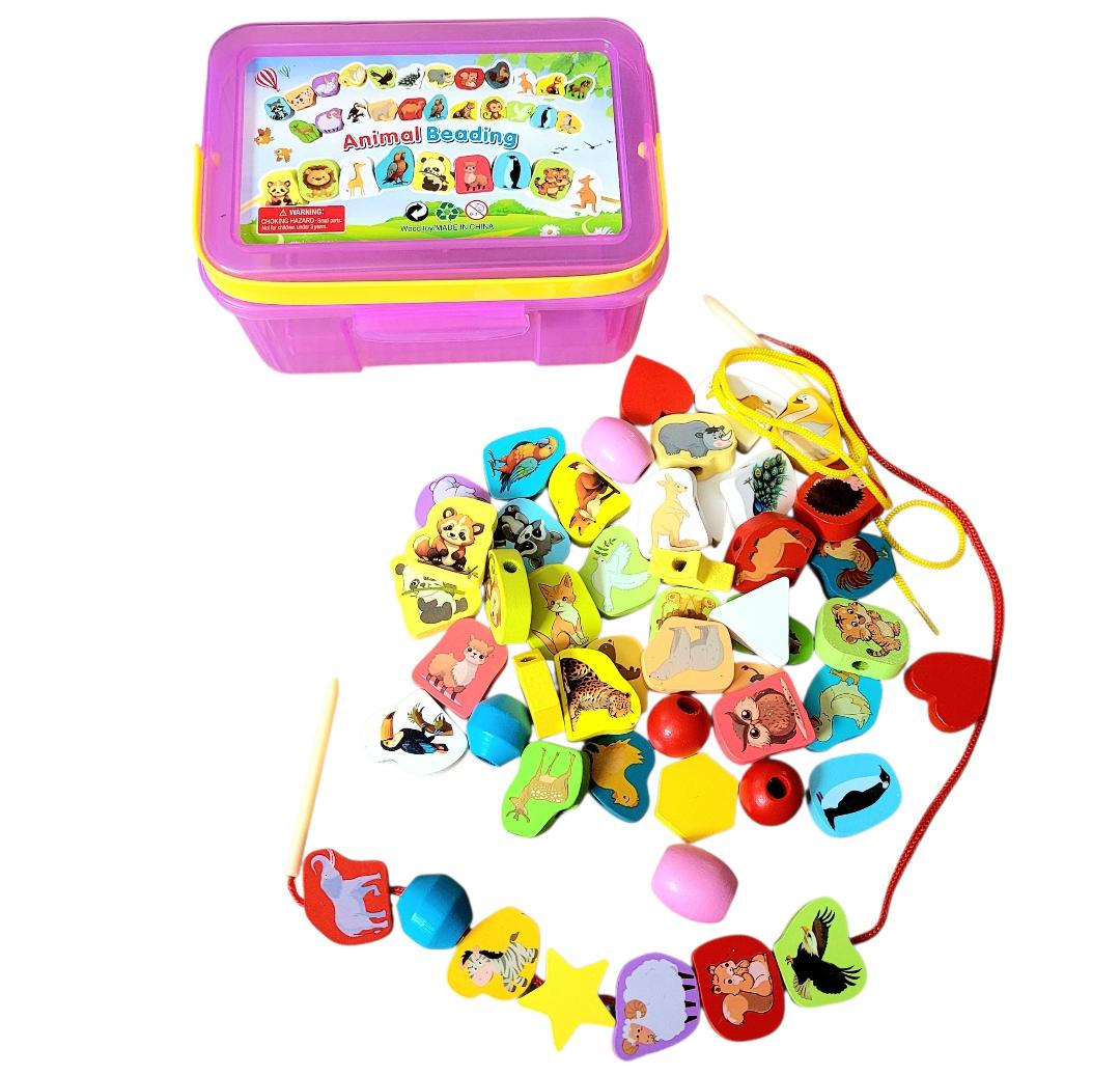 Joc de insiruit din lemn 50 de piese si 2 sireturi cu ac din plastic Animale