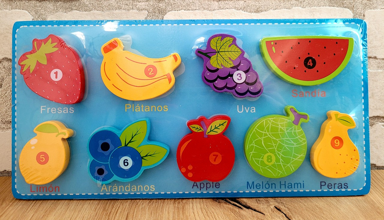 Puzzle din lemn cu piese 3D cu prindere velcro si denumiri in limba spaniola Fructe