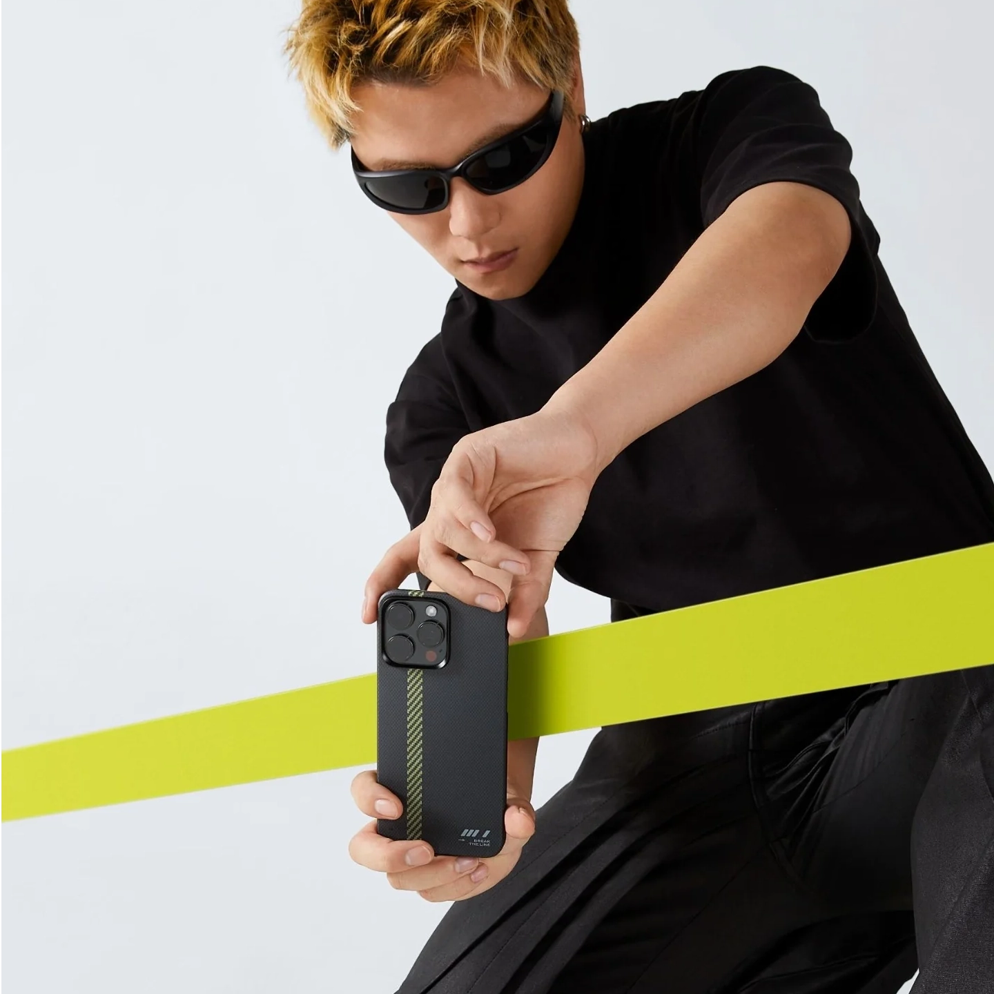 Husa MagEZ 5 Pitaka Break The Line, Aramida 600D iPhone 15 Pro, Negru/Galben [8]