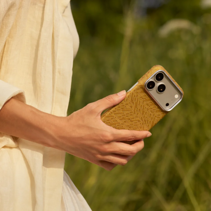Husa Pitaka iPhone 18 Pro Max/ 17 Pro Max, Edge Case, Wind Over Wheat, PitaTap™, MagSafe, Ultra Slim, 01* Golden Drift [19]