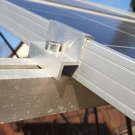 Clemă de mijloc pentru atașarea panourilor fotovoltaice [3]