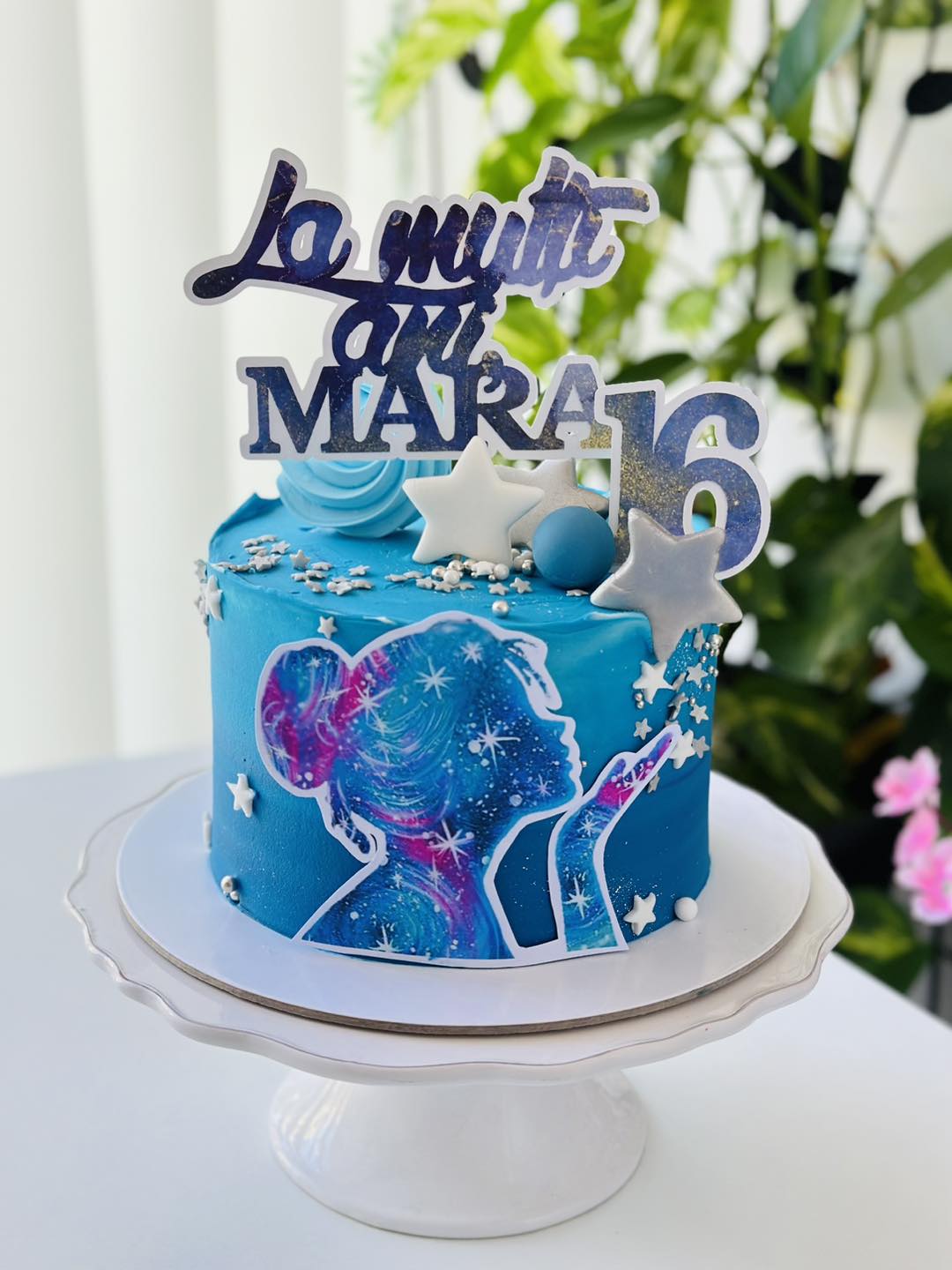 Topper frontal de tort „Fata Cosmică” – un decor magic pentru aniversări de neuitat
