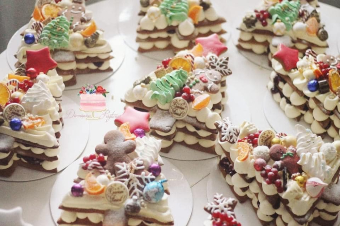 Sabloan pentru torturi cu foi de miere cu brăduț. [12]