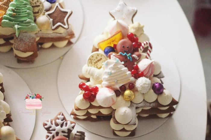 Sabloan pentru torturi cu foi de miere cu brăduț. [10]