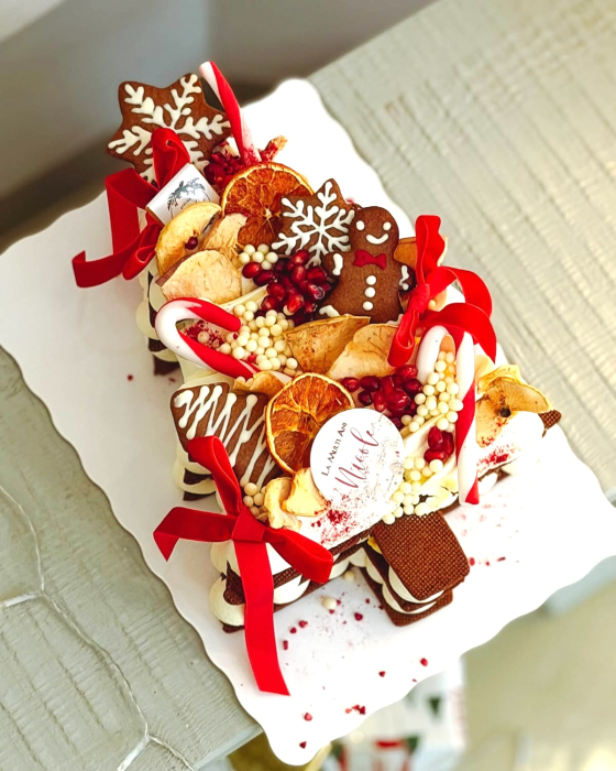 Sabloan pentru torturi cu foi de miere cu brăduț. [17]