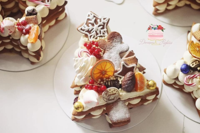 Sabloan pentru torturi cu foi de miere cu brăduț. [11]