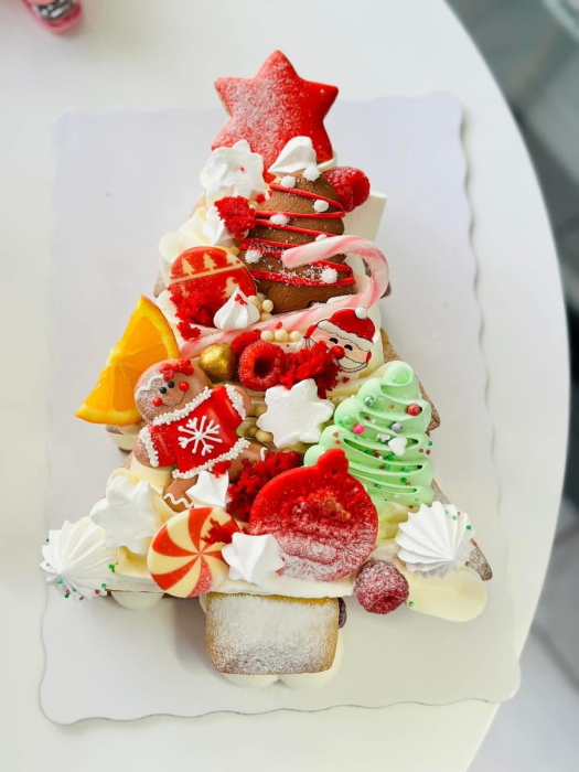 Sabloan pentru torturi cu foi de miere cu brăduț. [15]