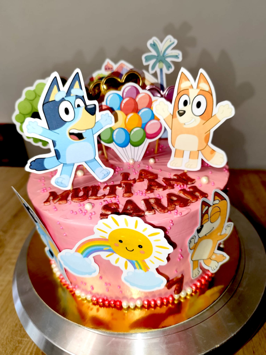 Topper de tort  personalizat cu element special din carton sub forma de cele 4 personaje ale familiei Bluey [2]