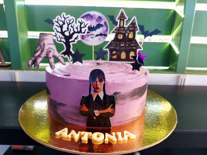 Topper de tort  personalizat cu element special din carton negru sub forma de 4 lilieci pentru Halloween, Vampirina, Batman, Wednesday etc. [2]