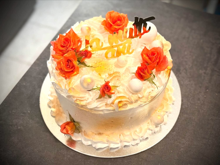 Topper de tort  personalizat cu element special din acril sub forma de bile sau sfere pentru torturile cu baloane alb [4]