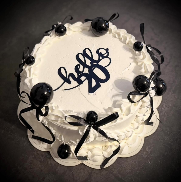 Topper de tort  personalizat cu element special din acril sub forma de bile sau sfere pentru torturile cu baloane negre [3]