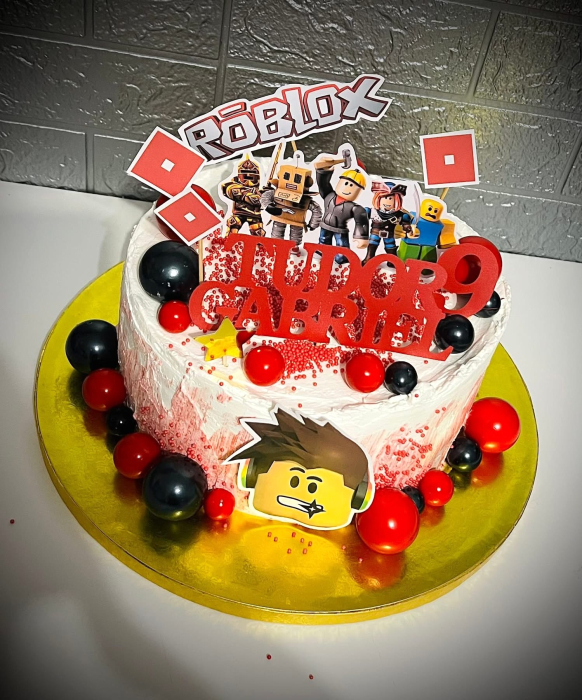 Topper de tort  personalizat cu element special din acril sub forma de bile sau sfere pentru torturile cu baloane negre [4]