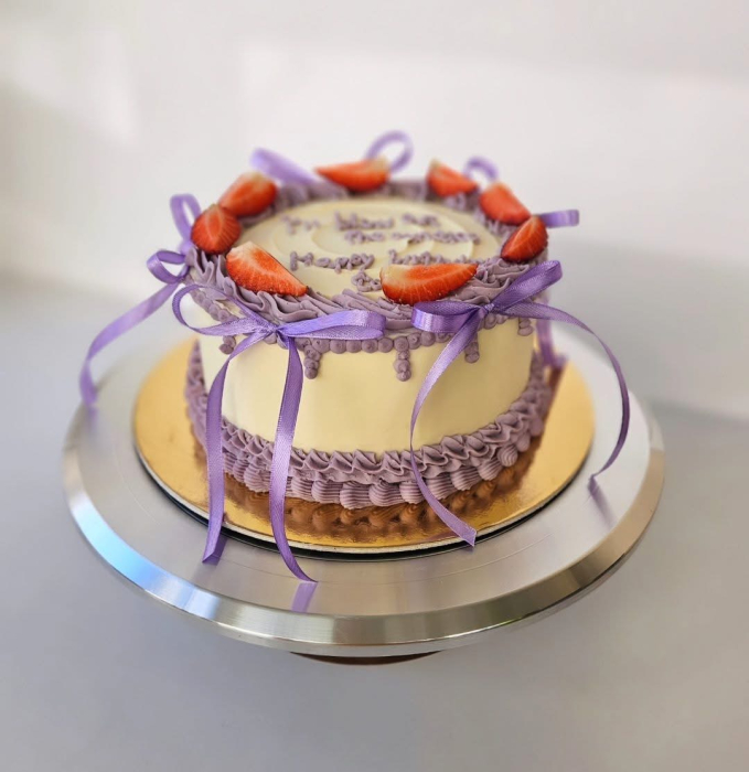 Topper de tort  personalizat cu element special din panglica de satin mov deschis  cu 6 fundite decorative de tort [2]