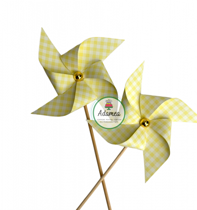 Topper de tort  personalizat cu element special din carton sub forma de moristi galbene cu patratele albe [1]