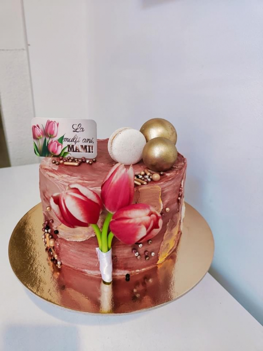 Decoratiune de tort cu ornament din carton cu lalele roz si mesajul la multi ani mami [2]