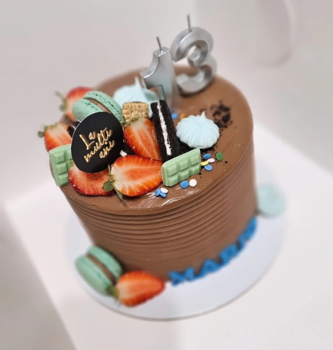 Topper de tort cu placuta din carton negru cu La multi ani tip auriu [6]