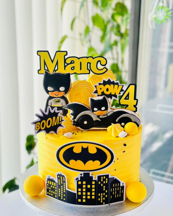 Decor de tort cu toppere din carton cu baby Batman [3]