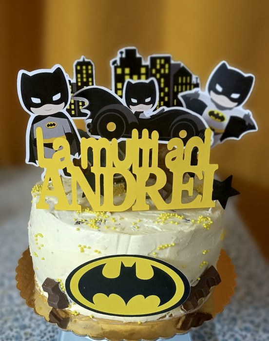 Decor de tort cu toppere din carton cu baby Batman [4]