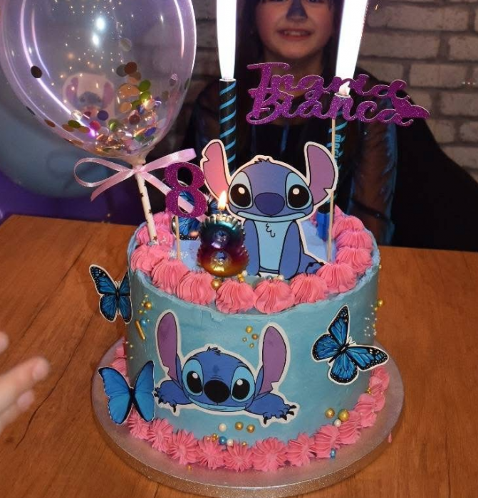 Topper de tort  personalizat cu element special din carton sub forma de Stitch si placa de surf cu La multi ani [6]