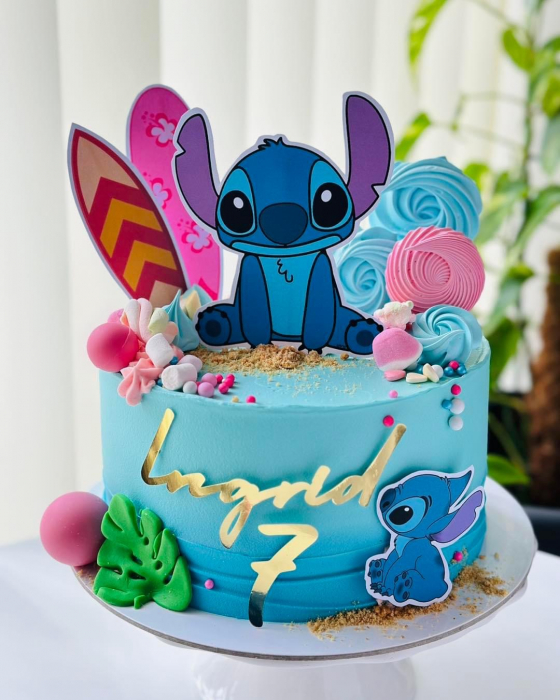 Topper de tort  personalizat cu element special din carton sub forma de Stitch si placa de surf cu La multi ani [4]