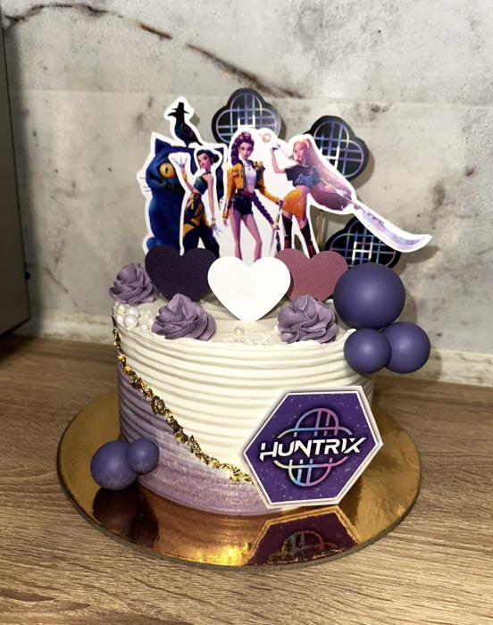 Topper de tort  personalizat cu element special din carton sub forma de fetele de la Huntrix, pisica si logoul in doua versiunei [2]