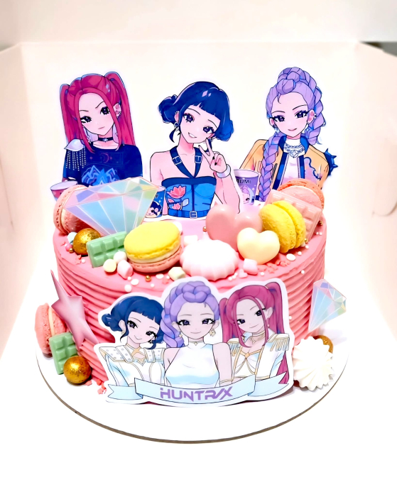 Topper de tort  personalizat cu elemente speciale din carton sub forma de cele 3 fete din Huntrix, pisica si logo-ul Demon Hunters K-pop frontal [2]